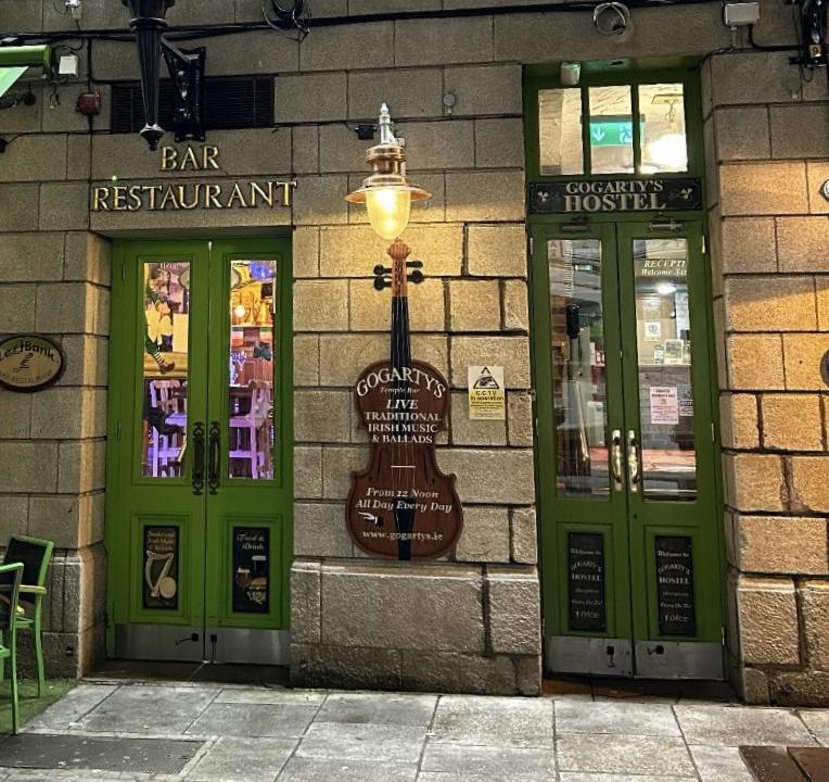 Gogartys Temple Bar Hostel Dublin Bagian luar foto