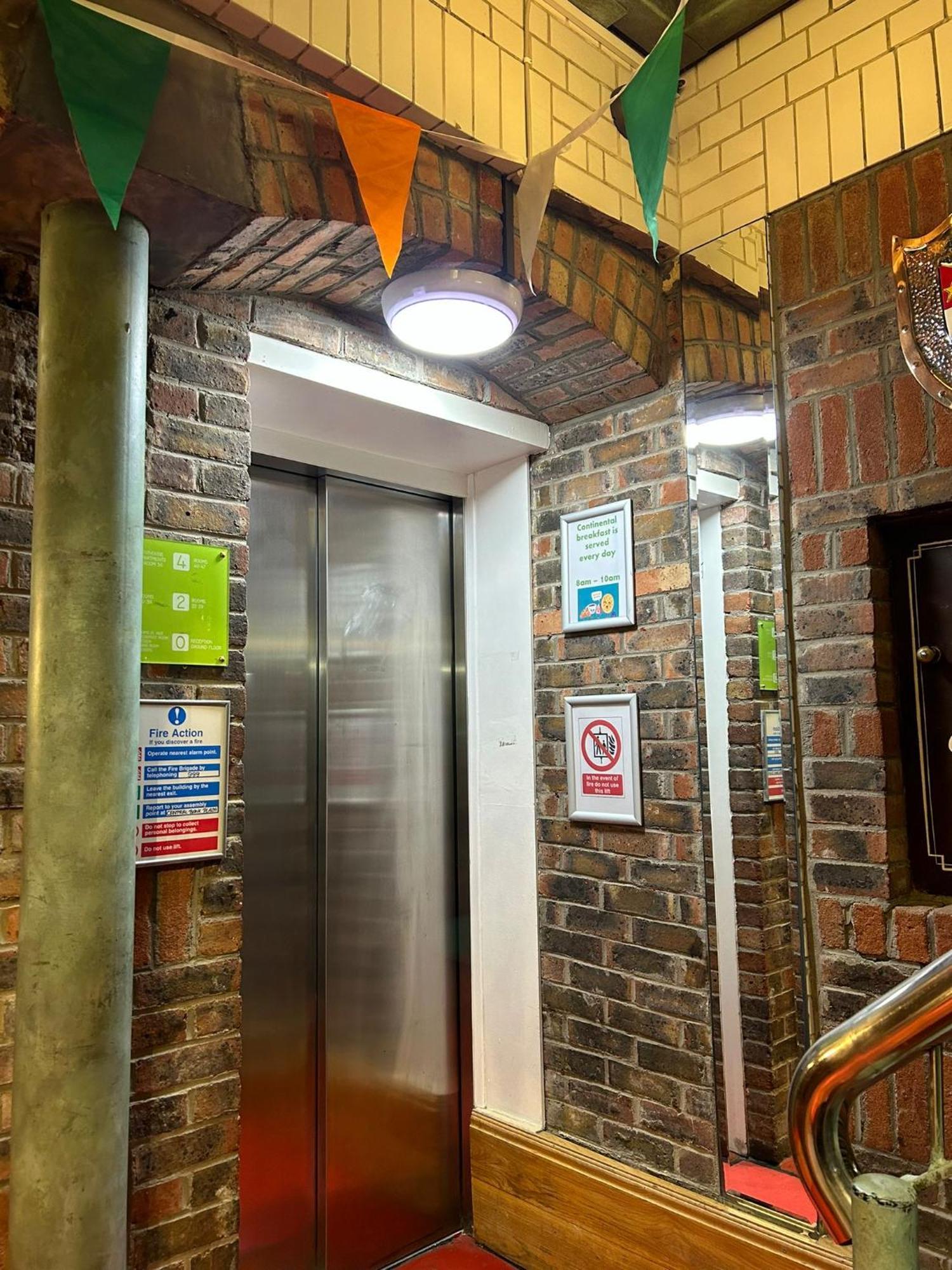 Gogartys Temple Bar Hostel Dublin Bagian luar foto