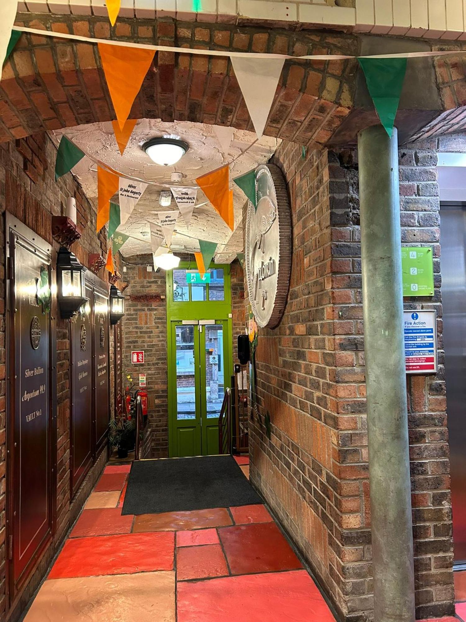 Gogartys Temple Bar Hostel Dublin Bagian luar foto